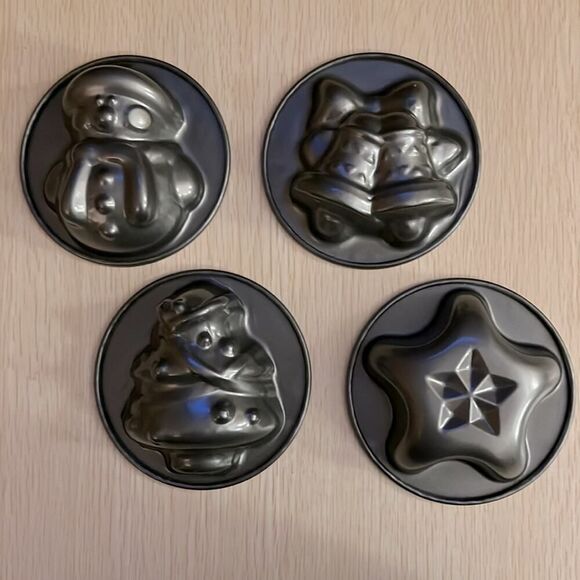 Set of 4 Christmas shaped mini cake pans. NWOT - Picture 1 of 6